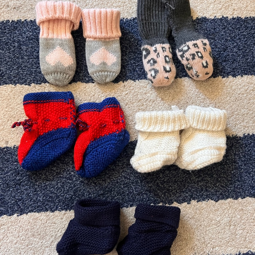 Infant Baby Winter Fall Feet Booties and Mittens Adorable 0-12 Months
